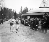 Deltgare i terränglöpning i Brunnsparken, 1946-04-14