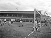 Fotbollsmatch ÖSK-Degerfors på Eyravallen, 1946-04-22