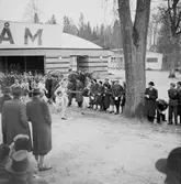Åskådare vid terränglöpning i Brunnsparken, 1946-04-14