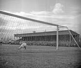 Målbur vid fotbollsmatch på Eyravallen, 1946-04-22