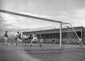 Fotbollsmatch ÖSK-Degerfors på Eyravallen., 1946-04-22