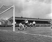 Fotbollsmatch ÖSK-Degerfors på Eyravallen, 1946-04-22