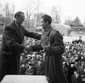 Prisutdelning vid terränglöpning i Brunnsparken, 1946-04-14