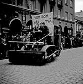 Sopmaskin kör i In Statutåget på Kungsgatan, 1946-05-01