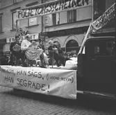 Följetongsshejken i In Statutåget. Drottninggatan. 1946-05-01