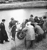 Brandsprutans rör ska fästas, Örebro,  1947-10-03