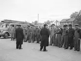 Brandkåren uppställd inför övning i Örebro,  1947-10-03