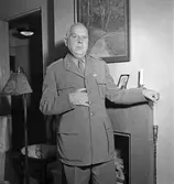 Överste framför öppen spis, 1947-10-04