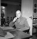 Överste vid skrivbord i Örebro, 1947-10-04