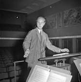 Dirigent vid orkesterföreningens repetition i Konserthuset, 1947-10-05