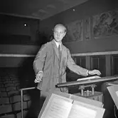 Dirigent vid orkesterföreningens repetition i Konserthuset, 1947-10-05