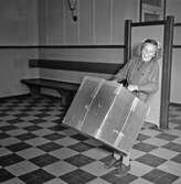Tung låda med hjälpgods i Örebro, 1947-10-05