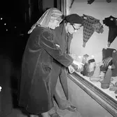 Inför el-ransoneringen behövs varma sockor i Örebro, 1947-10-13