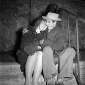 Kärlekspar på trappa i Örebro, 1947-10-13