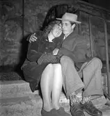 Kärlekspar på trappa i Örebro, 1947-10-13