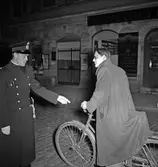 Polis stoppar cyklist i Örebro, 1947-10-13