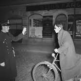 Polis stoppar cyklist i Örebro,  1947-10-13