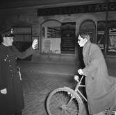 Polis stoppar cyklist i Örebro,  1947-10-13