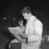 Vid el-ransonering används ficklampa i  Örebro, 1947-10-13