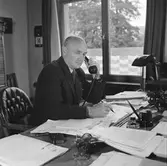 Stadskamreren talar i telefon på Örebro Rådhus, 1947-10-14