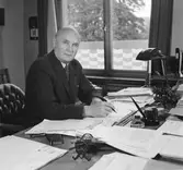 Stadskamreren vid sitt skrivbord i Örebro Rådhus, 1947-10-14