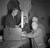 Bandspelare visas vid domarkurs i Rådhuset, 1947-10-16