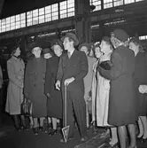 Fruar på besök på CV, 1947-10-16