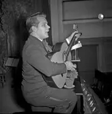 Trubadur på Handelsförbundets höstträff i Folkets hus i Örebro, 1947-10-22
