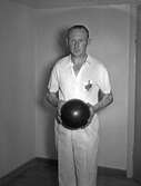 Man från BK Fight poserar med bowlingklot i Örebro bowlinghall, 1947-10-30