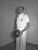 Man från BK Fight med bowlingklot i Örebro bowlinghall, 1947-10-30