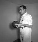 Man från BK Fight poserar med bowlingklot i Örebro bowlinghall, 1947-10-30