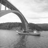 Fartyget Käthe Ahrens vid Sandöbron
