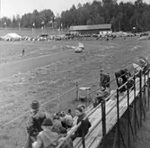 Läktarbild från Gelleråsen, Karlskoga. 1956-08-25