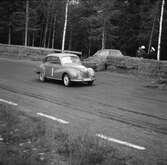 På var sin sida om halmbalarna. Gelleråsen, Karlskoga, 1956-08-25