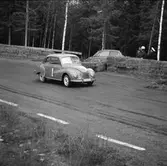 På var sin sida om halmbalarna. Gelleråsen, Karlskoga, 1956-08-25
