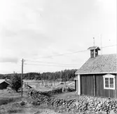 Barsvikens fiskekapell. Timrat och panelklätt, rödmålat. Rektangulär byggnad. Enkel inredning med blåmålade bänkar, altaruppsats och predikstol. Vapenhuset har tillkommit senare. Exteriör och interiör upprustning 1926.