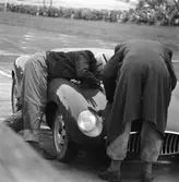 Huvudstupa under motorhuven. Gelleråsen, Karlskoga. 1957-08 26