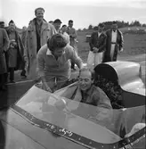 Lagerkransad segrare. Gelleråsen, Karlskoga. 1957-08-26