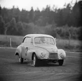 Med tjutande däck. Gelleråsen, Karlskoga. 1957-08-26