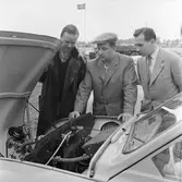 Under huven på en PV. Gelleråsen, Karlskoga. 1957-08-26