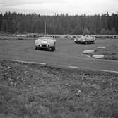 Sportbilar i hård konkurrens. Gelleråsen, Karlskoga. 1957-08-26