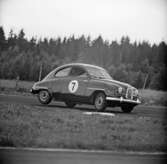 Kronegård lyfter på hjulet. Gelleråsen, Karlskoga. 1957-08-26