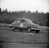 Kronegård lyfter på hjulet. Gelleråsen, Karlskoga. 1957-08-26