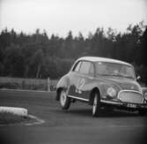 John Black lyfter på bakhjulet. Gelleråsen, Karlskoga. 1957-08-26