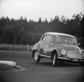 John Black lyfter på bakhjulet. Gelleråsen, Karlskoga. 1957-08-26