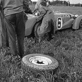 Trasig fälg på Gelleråsen, Karlskoga. 1957-08-26