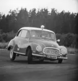Kurvtagning på tre hjul. Gelleråsen, Karlskoga. 1957-08-26