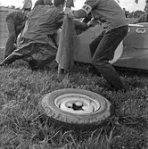 Trasig fälg på  Gelleråsen, Karlskoga. 1957-08-26