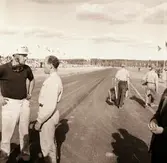 Samspråk under Gelleråsen, Karlskoga. 1958-08-10