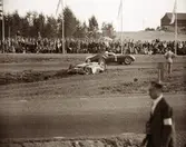 Moss passerar Bonnier. Gelleråsen, Karlskoga. 1958-08-10